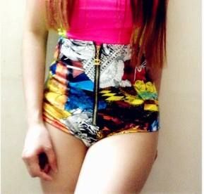 SHORT COM CINTURA ALTA.